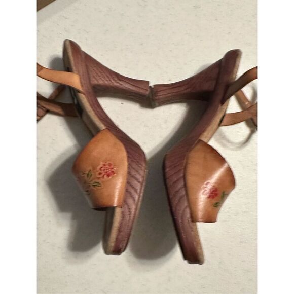 L.e.i Vintage Women's Brown Floral Embossed Leather Heeled Sandals Size 7 - Picture 5 of 11